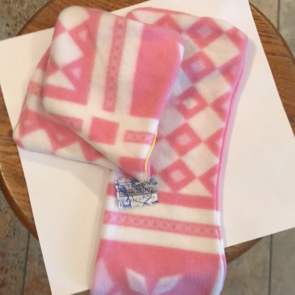 Handmade, set of 2 Burp Cloths, Fleece, about 12 Inches By 6 Inches, Pink, White - Picture 2 of 2